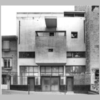 La Maison Planeix, construite entre 1925 et 1928 par Le Corbusier pour le sculpteur Antonin Planeix, visible aux n°24bis à 26bis du Boulevard Masséna.jpg